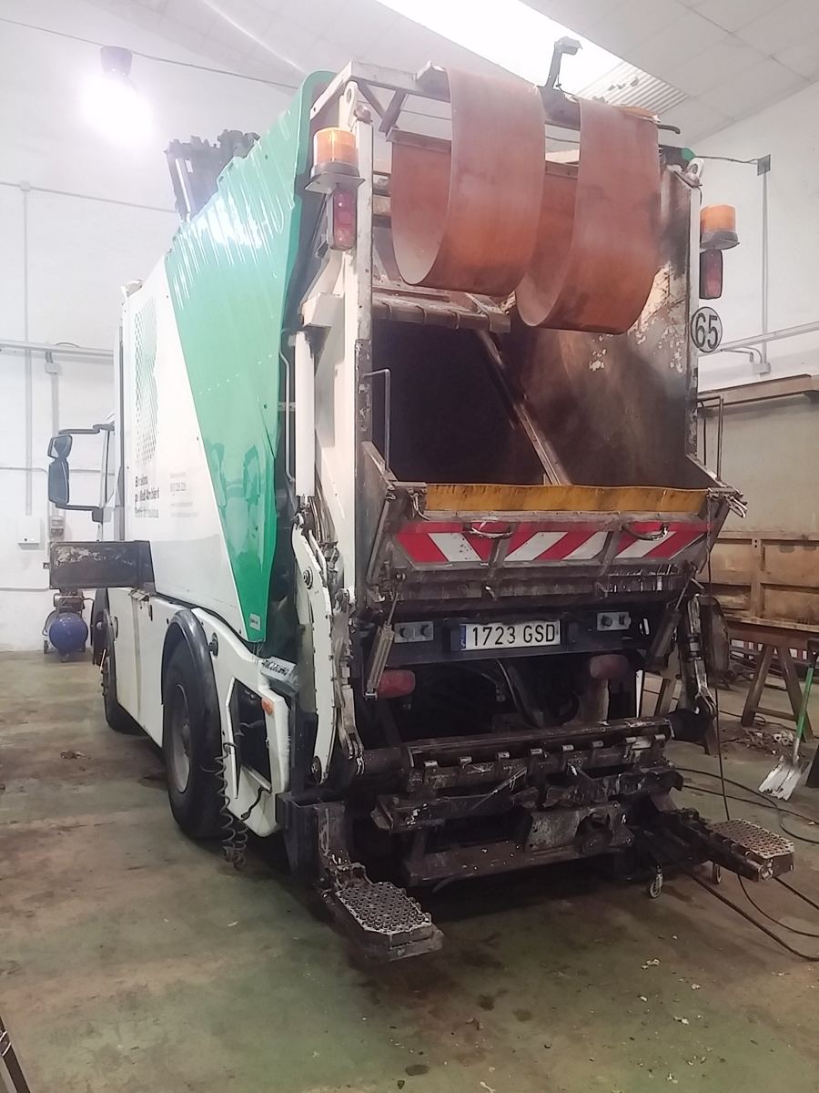 Camión recolector de carga trasera en reparación