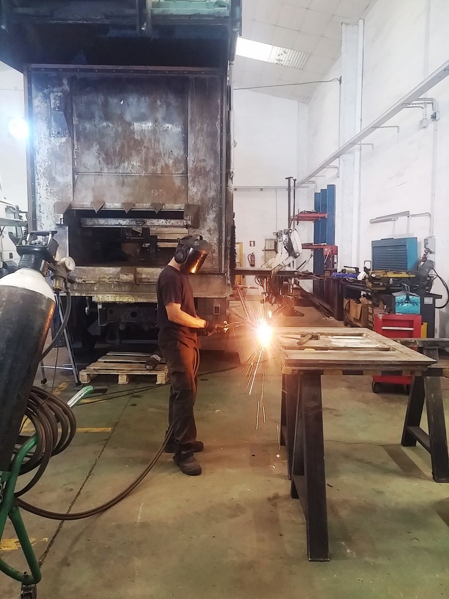Mecánico soldando en el taller